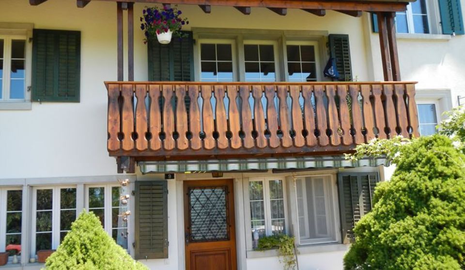Balkon und Tür aus Holz, die von der Malerei Schneider gestrichen wurden