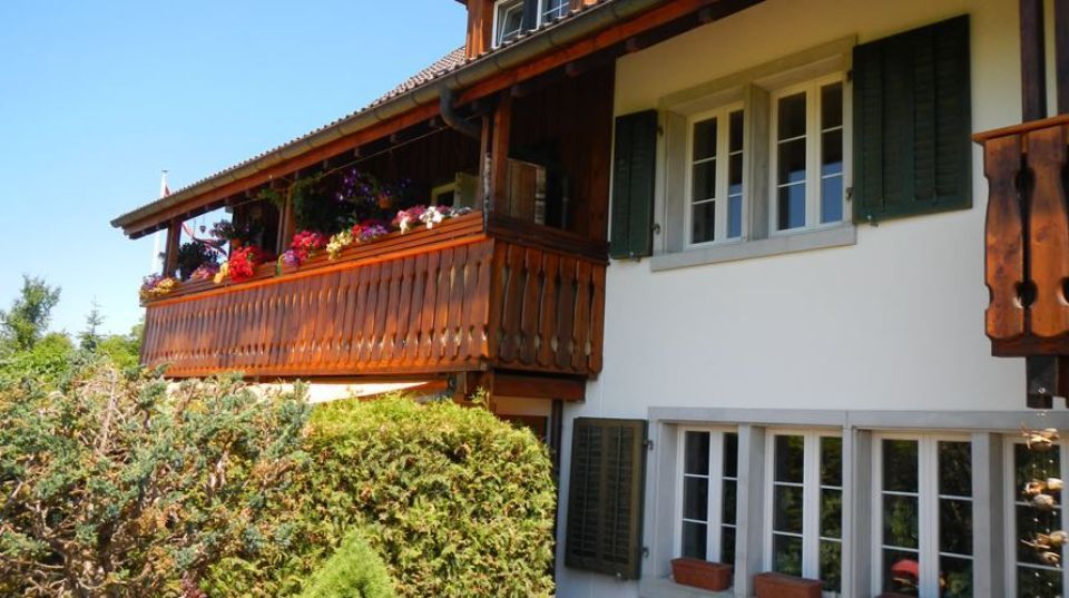 Holzbalkon, der von der Malerei Schneider gestrichen wurde