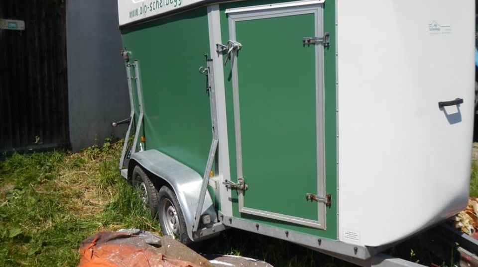 Pferdeanhänger, der von der Malerei Schneider gestrichen wurde