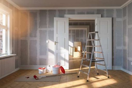 Zimmer, das von der Malerei Schneider gestrichen wird