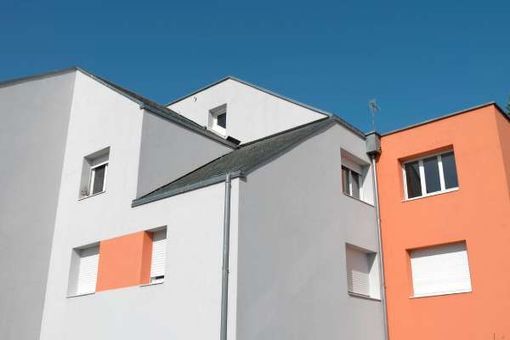 Mehrfamilienhaus, das von der Malerei Schneider gestrichen wurde