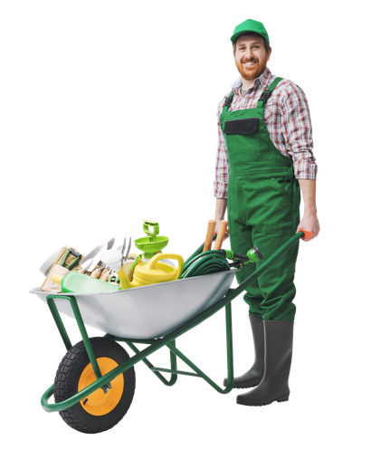 Un jardinier poussant une brouette remplie d'outils, vêtu d'une salopette et d'une casquette vertes.