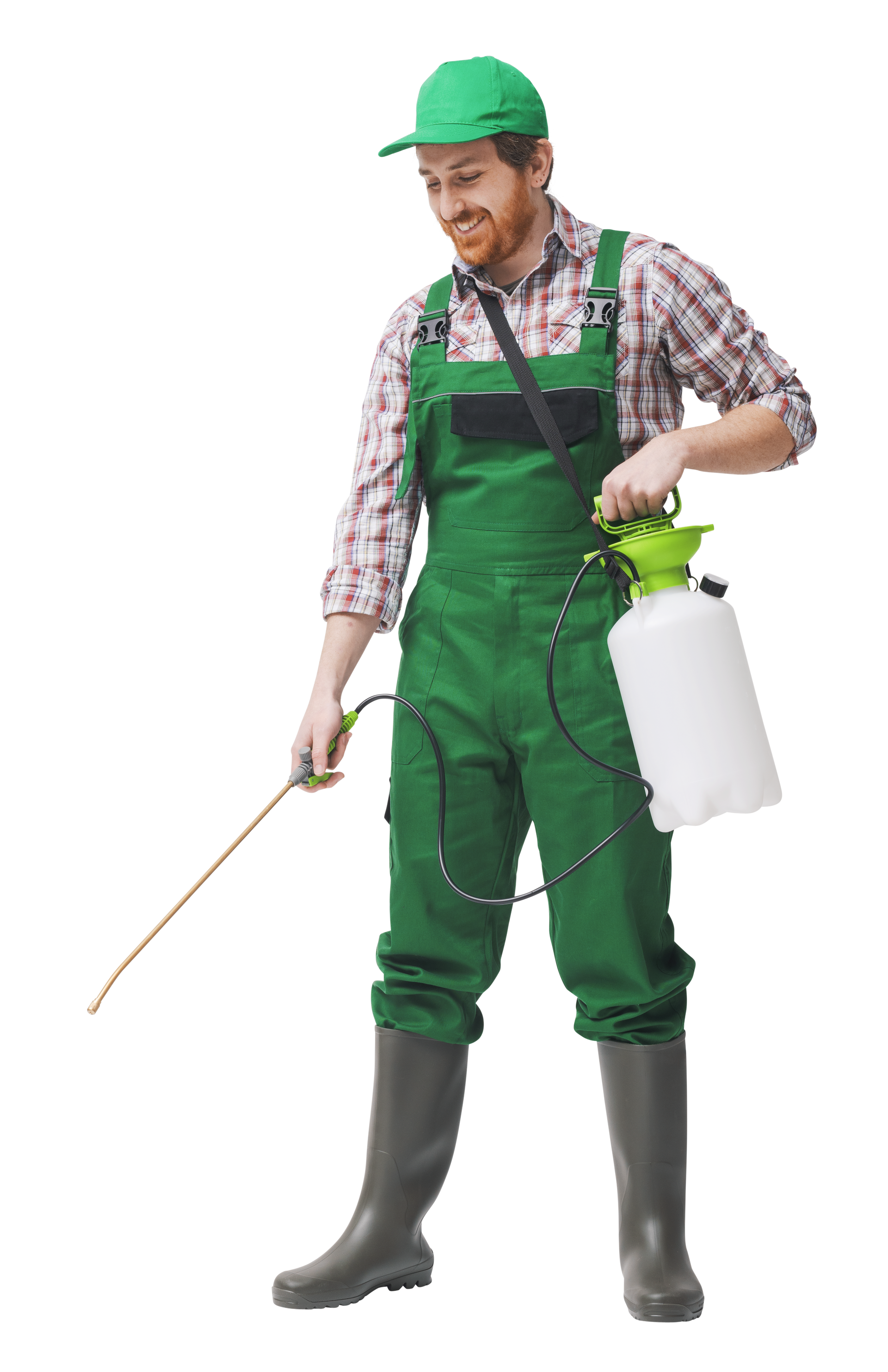 Un homme en salopette et casquette vertes pulvérise un pesticide à l'aide d'un réservoir, le regard baissé sur son travail.