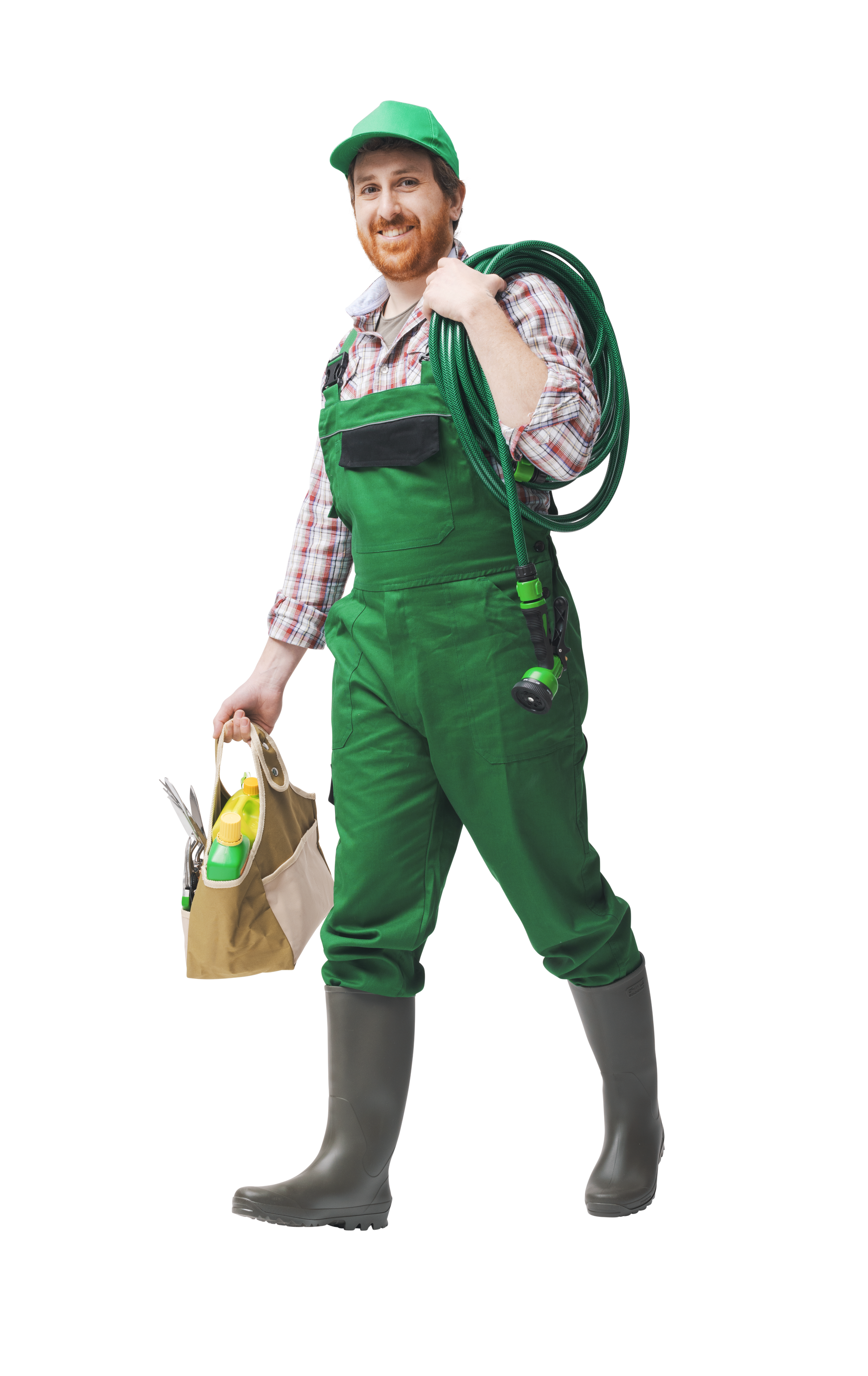 Jardinier en salopette verte, portant outils et tuyau d'arrosage, souriant.
