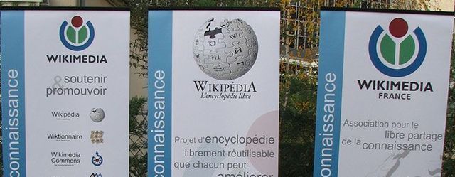 Trois bannières de la Wikimedia Foundation en français et en polonais, avec des logos bleus, blancs et verts