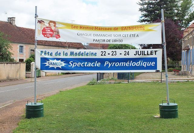 Bannière de festival sur une pelouse.