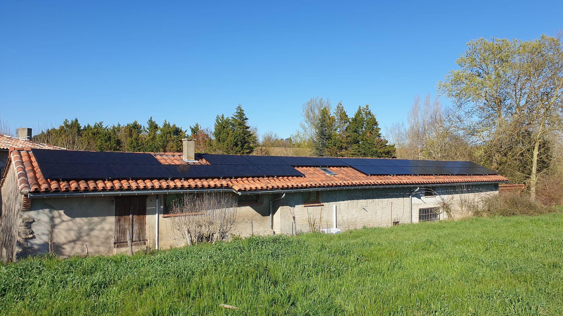 Panneaux photovoltaïques sur longue toiture