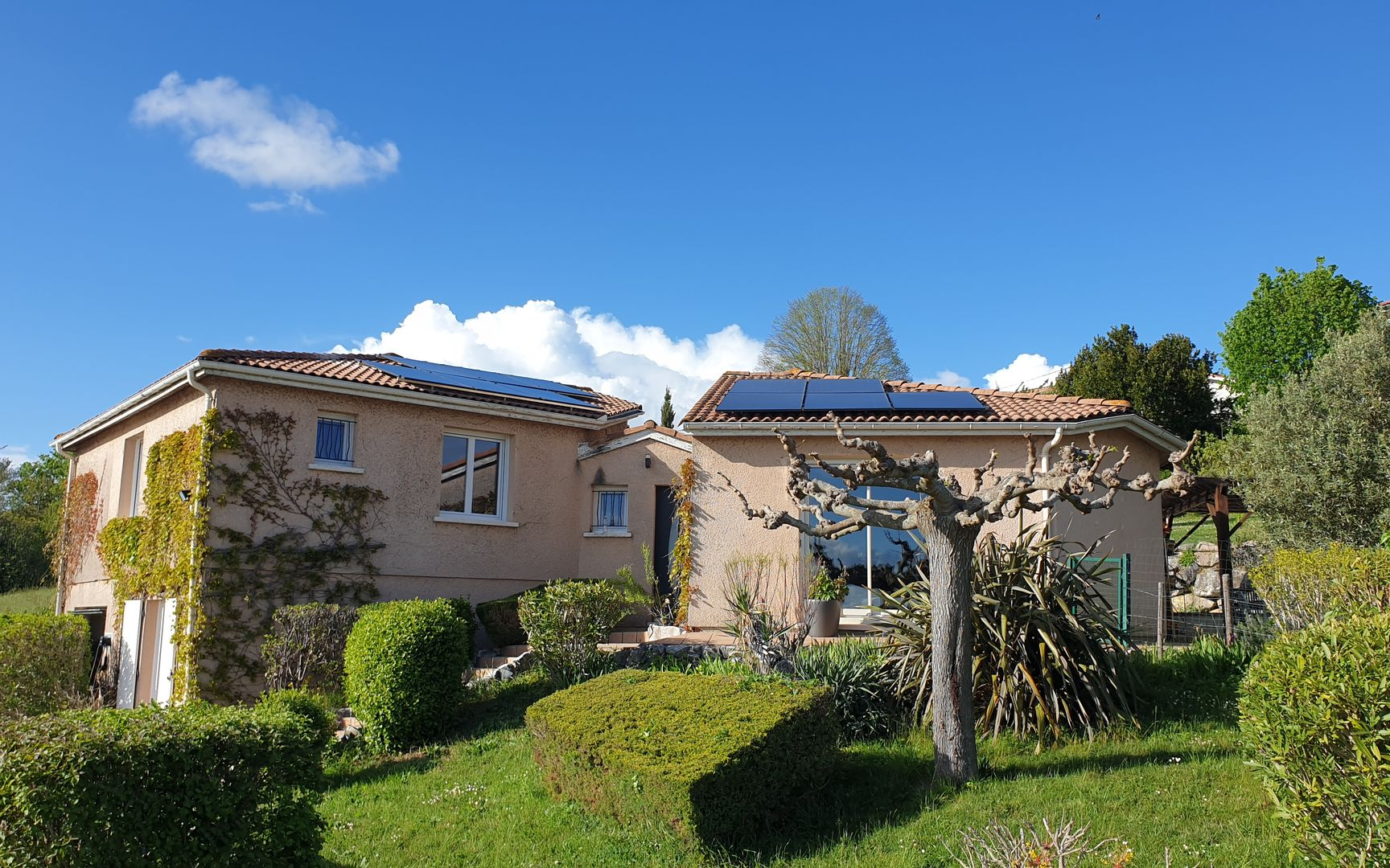 Panneaux photovoltaïques sur deux pans de toiture