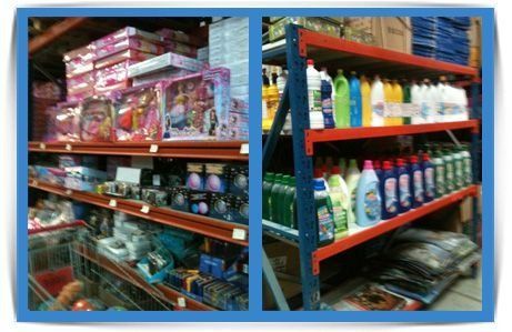 Un almacén lleno de muchos productos de limpieza y juguetes.