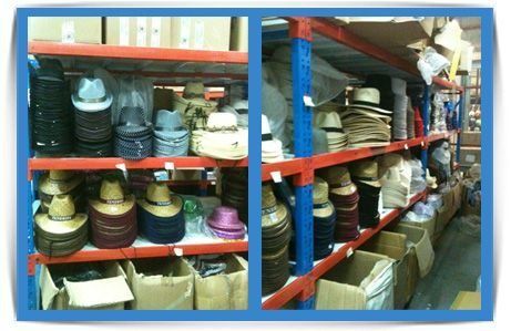 Un almacén lleno de muchos sombreros y cajas.