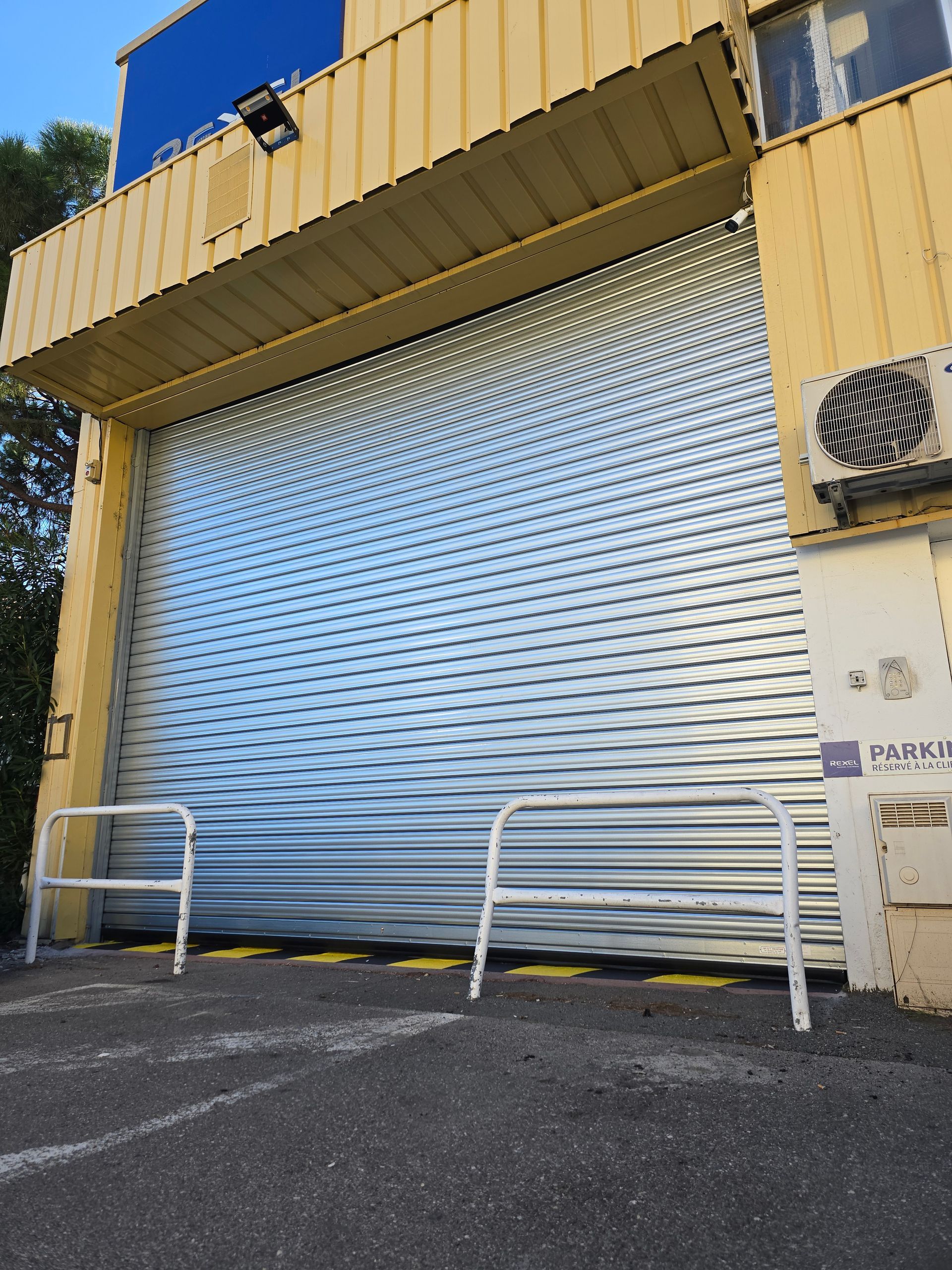 Installation d'un rideau métallique - zone industrielle de Saint-Laurent du var -Alpes maritimes - région de Nice - rideaux de fer - installation - automatisme