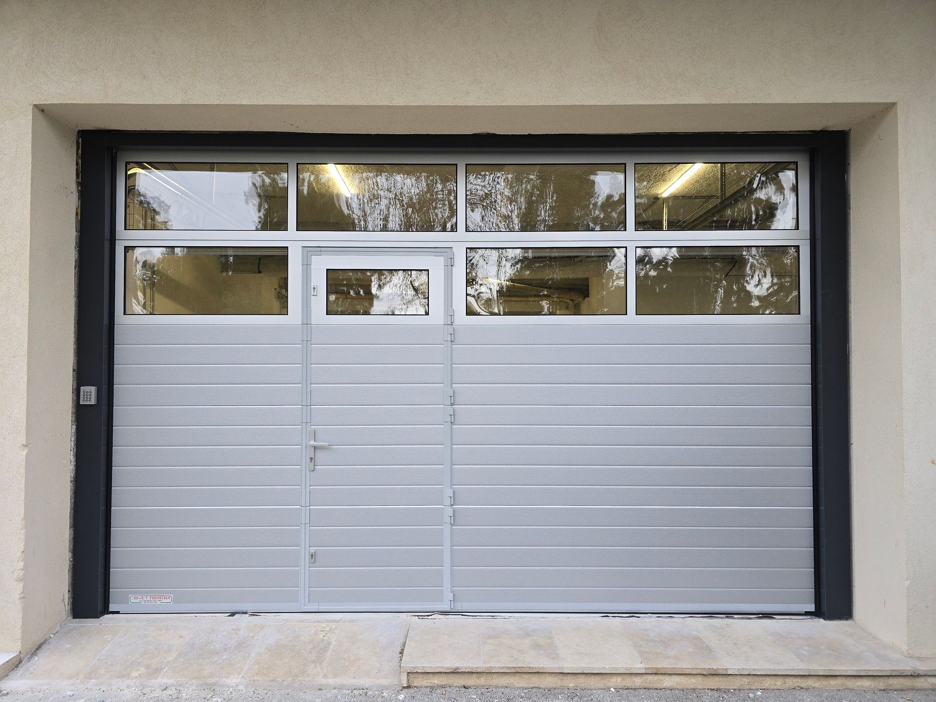 Installation porte sectionnelle à Nice - Alpes Maritimes  - Installation porte de garage - Porte avec section vitrées - hublots