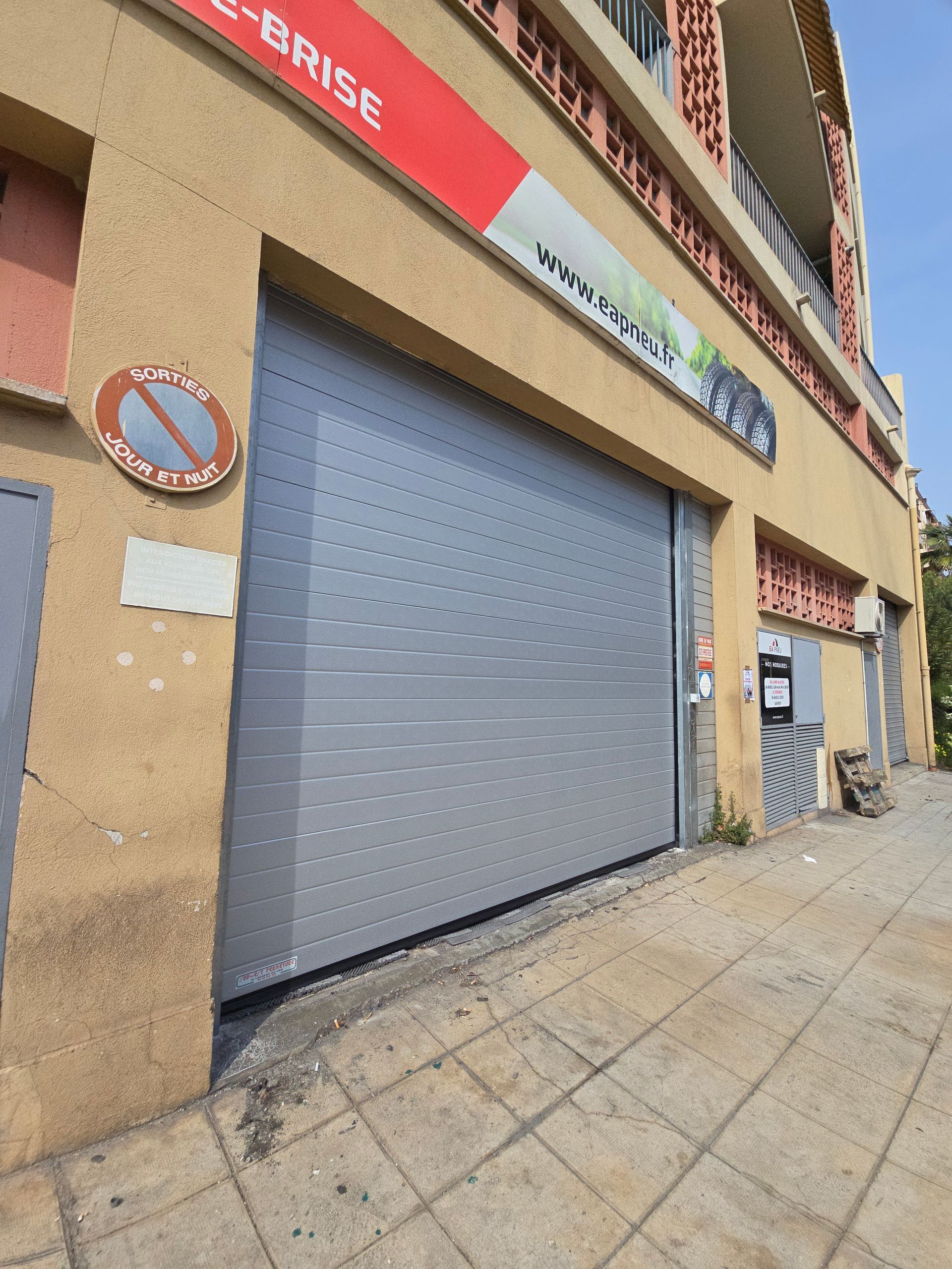 Installation porte sectionnelle à Nice - Porte de garage - Porte sectionnelle industrielle Alpes-Maritimes - Remplacement d'une porte d'atelier à Nice.