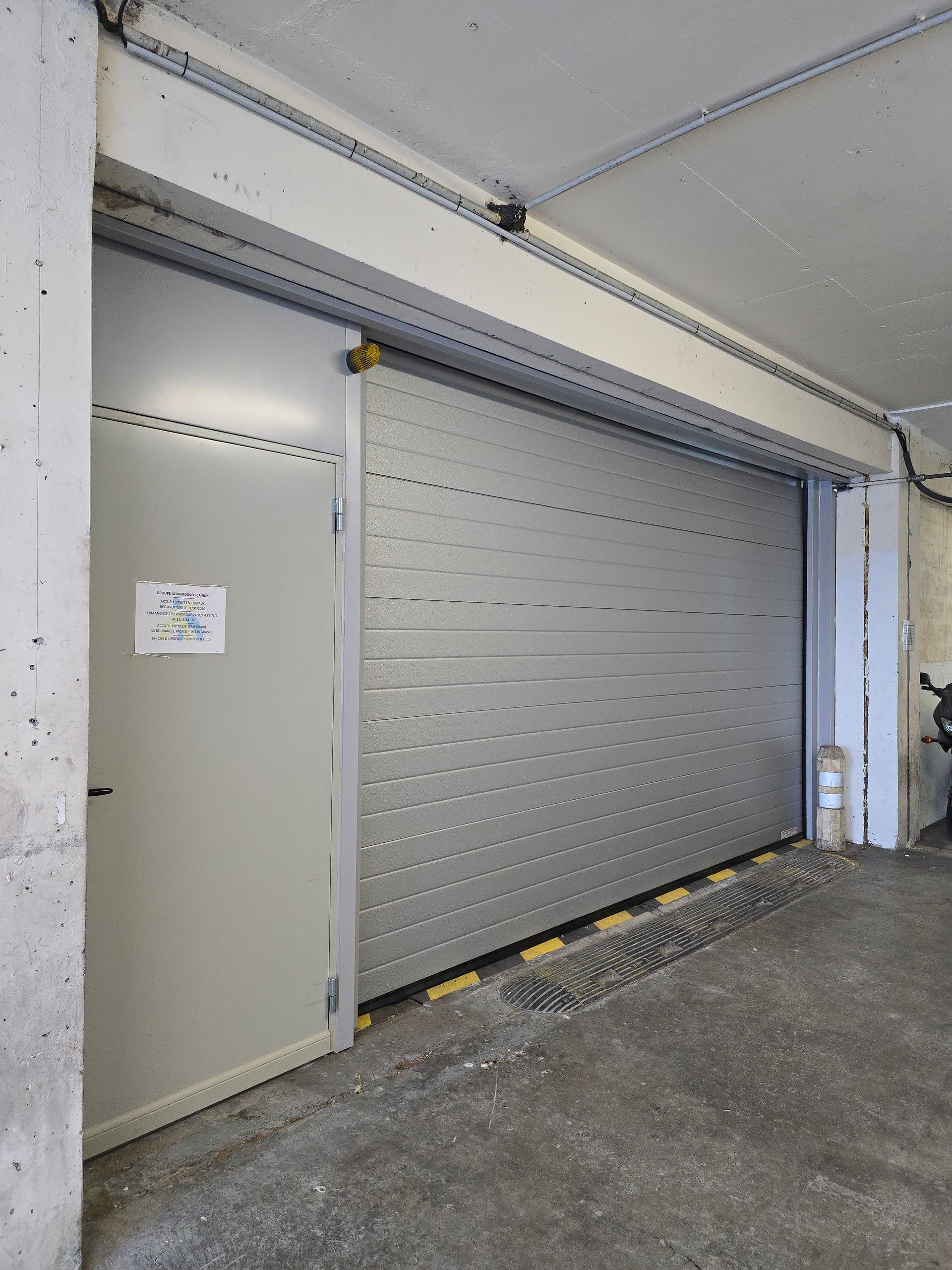 Installation d'une porte sectionnelle + installation d'une porte de service - Porte sectionnelle automatique à Cannes - Installation porte sectionnelle Alpes-Maritimes