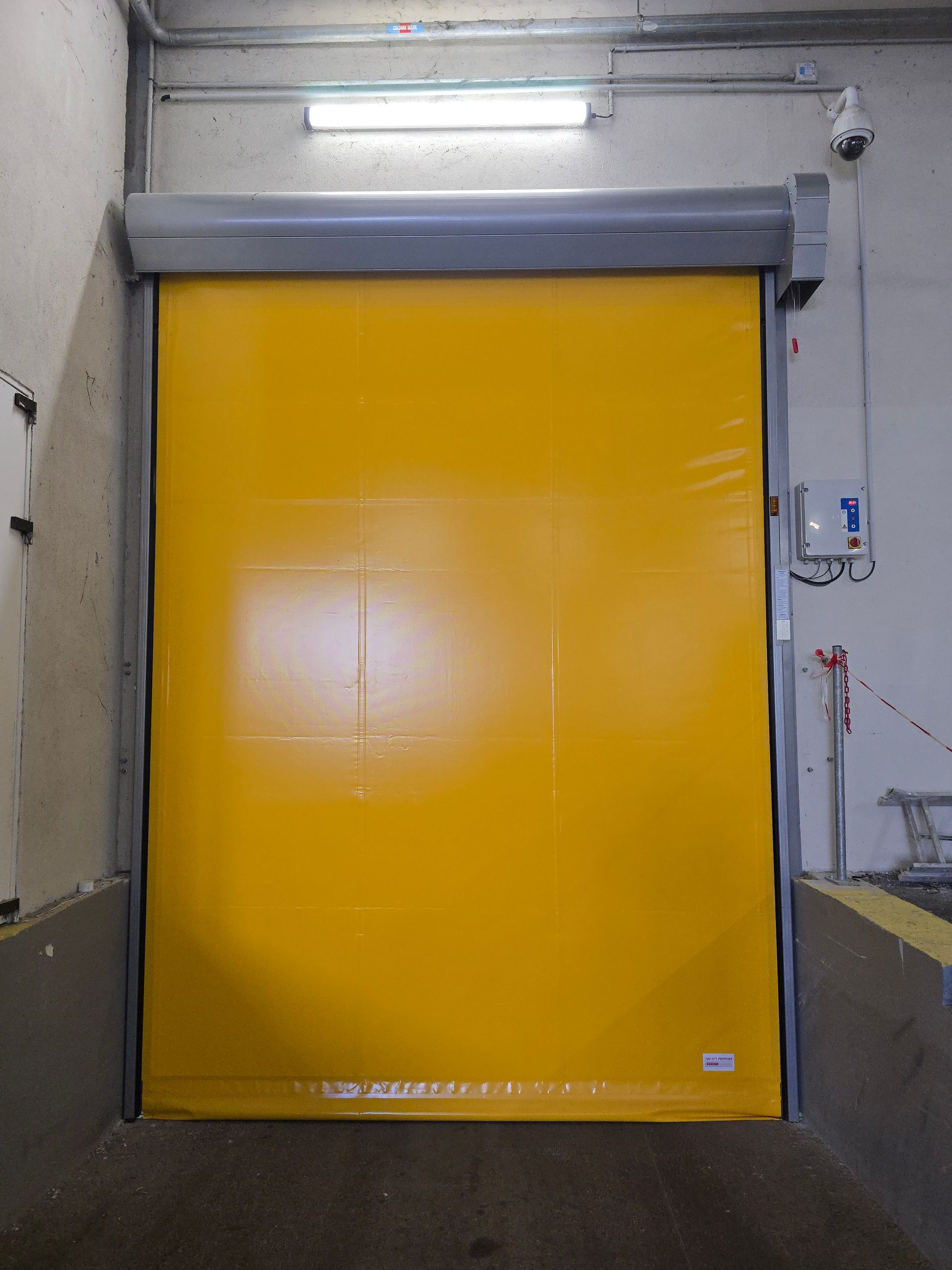 Installation porte souple - porte rapide à Saint Laurent du Var - Alpes Maritimes - Installation porte industrielle