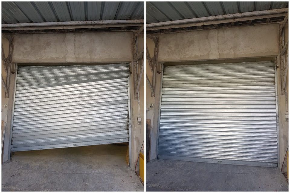 Porte métallique sectionnelle endommagée, partiellement ouverte puis complètement fermée dans une entrée en béton.