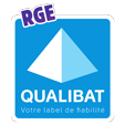 Logo carré bleu avec les inscriptions « RGE » et « QUALIBAT », et une forme pyramidale blanche. Texte en français en bas.