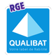 Logo carré bleu avec les inscriptions « RGE » et « QUALIBAT », et une forme pyramidale blanche. Texte en français en bas.
