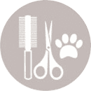 Icono blanco de peluquería con un peine, unas tijeras y una huella de pata sobre un círculo gris.