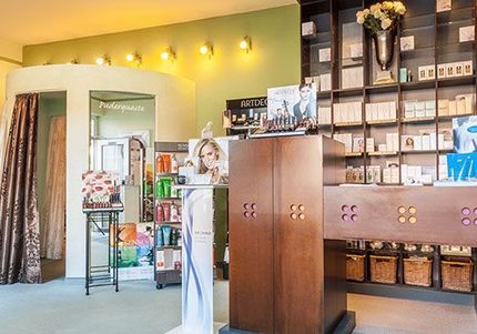 Ein Schönheitssalon mit einer Ausstellung von Shiseido-Produkten
