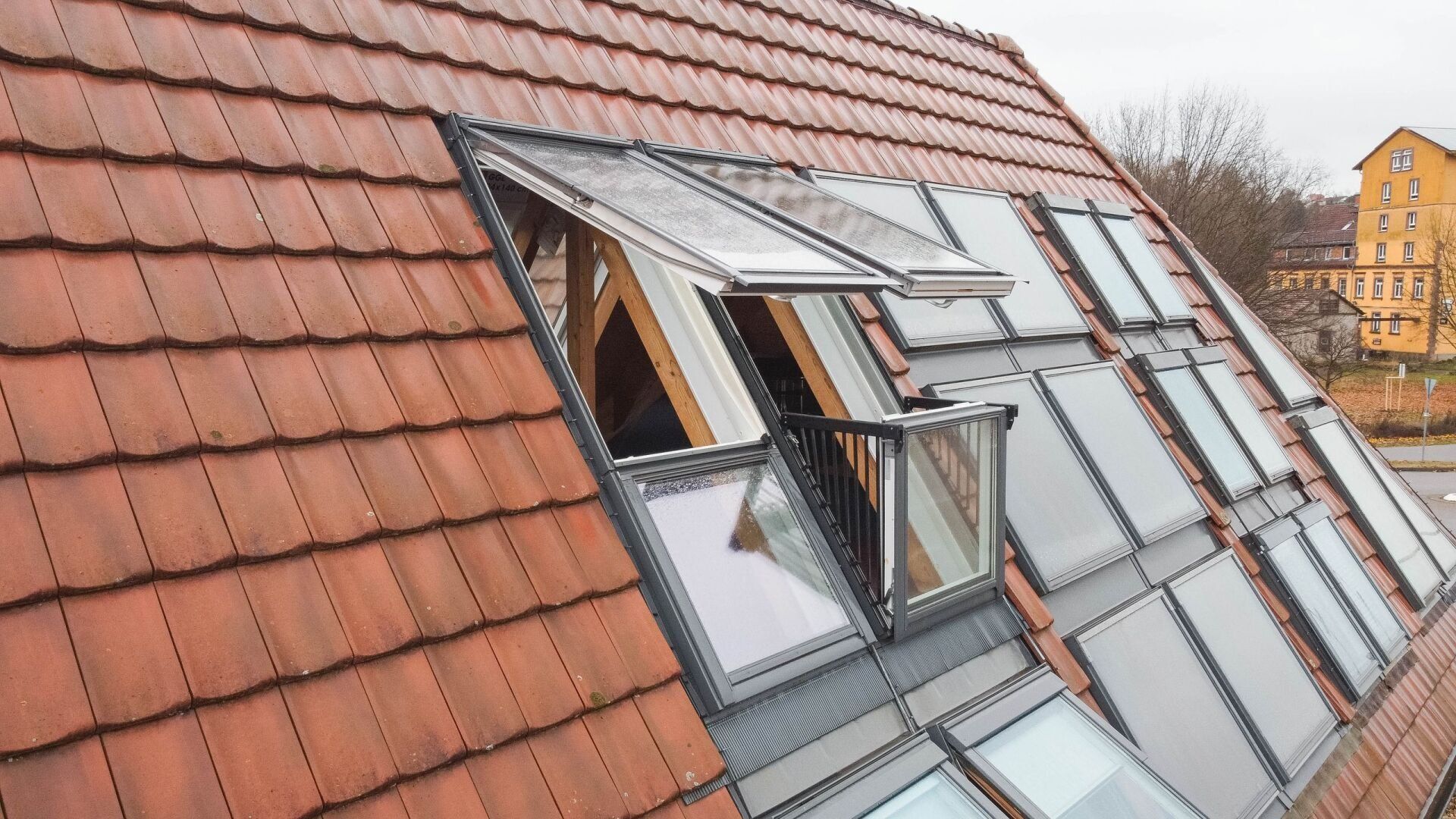 geöffnetes Dachfenster, Aussenansicht