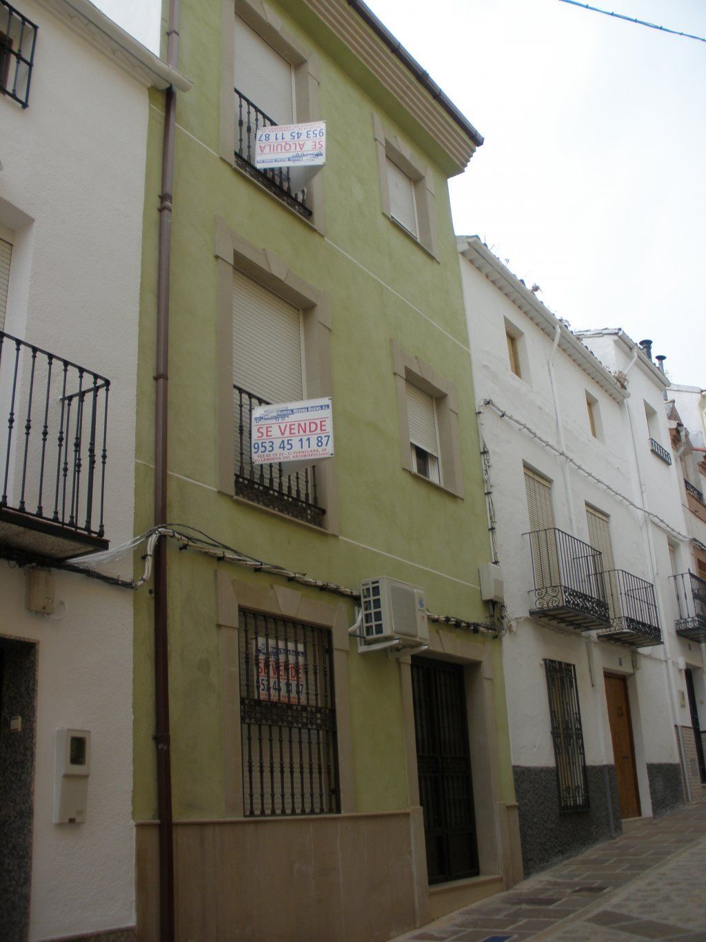 Un edificio con un cartel que dice 'alquiler'.