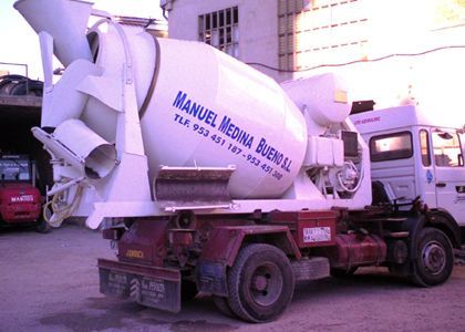 Un camión de Manuel Medina está estacionado frente a un edificio.