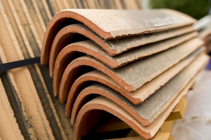 Una pila de tejas colocadas una encima de otra sobre una paleta de madera.