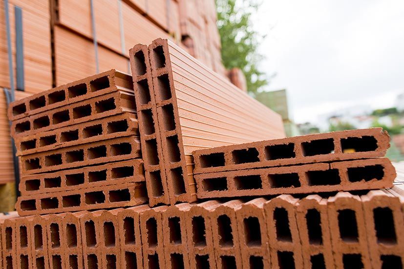 Una pila de ladrillos apilados uno encima del otro en un sitio de construcción.