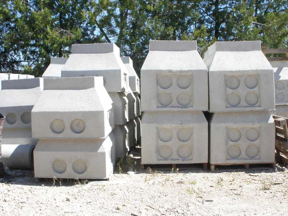 Un montón de bloques de hormigón apilados uno encima del otro.