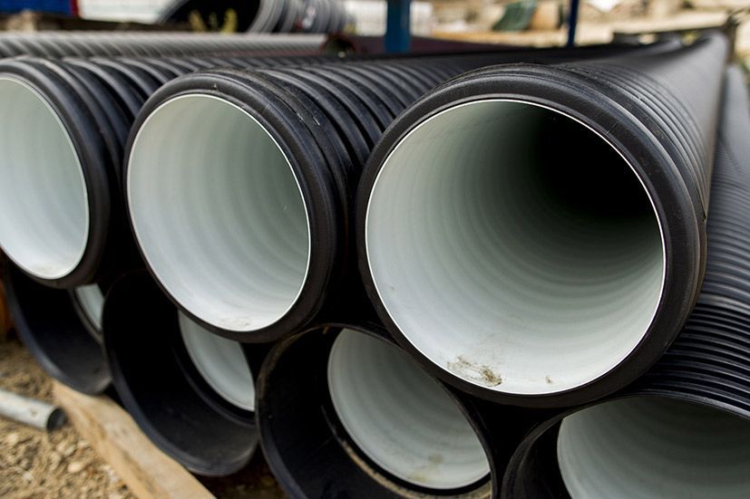 Un montón de tubos negros apilados uno encima del otro.