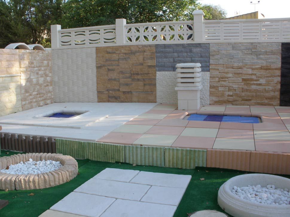 Una exhibición de diferentes tipos de azulejos y ladrillos.