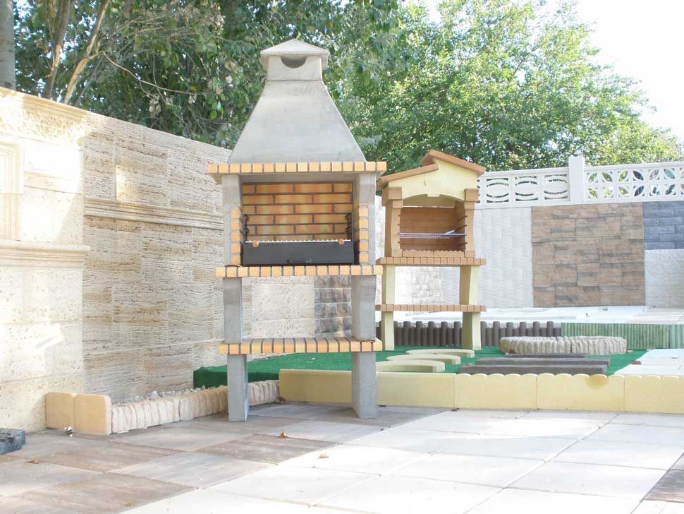 Una parrilla de ladrillo con una chimenea encima.