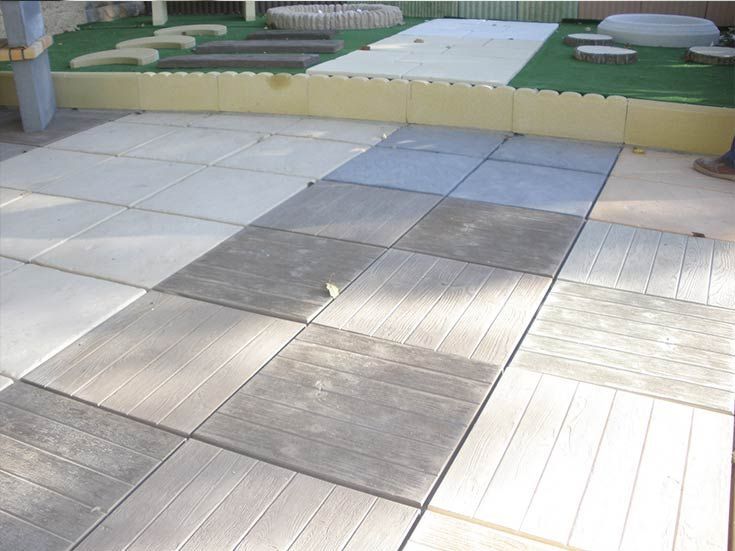 Una exhibición de azulejos de diferentes colores en el suelo.