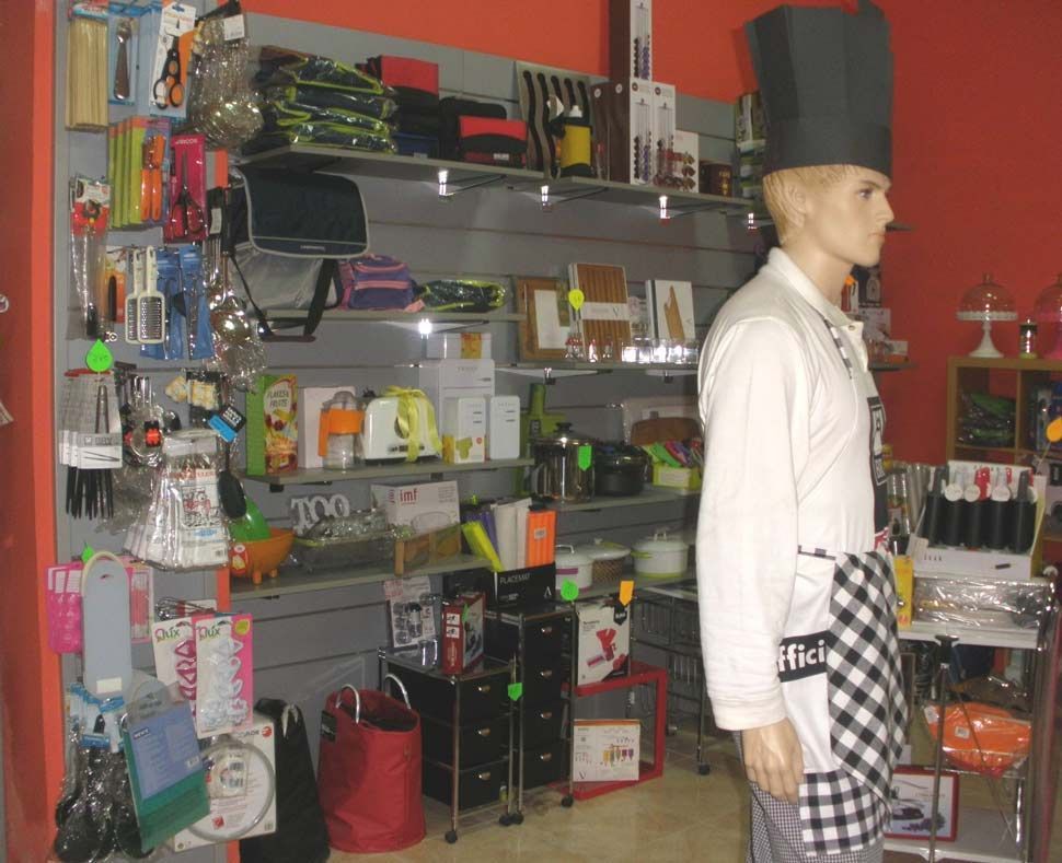 Un maniquí con gorro y delantal de chef en una tienda.