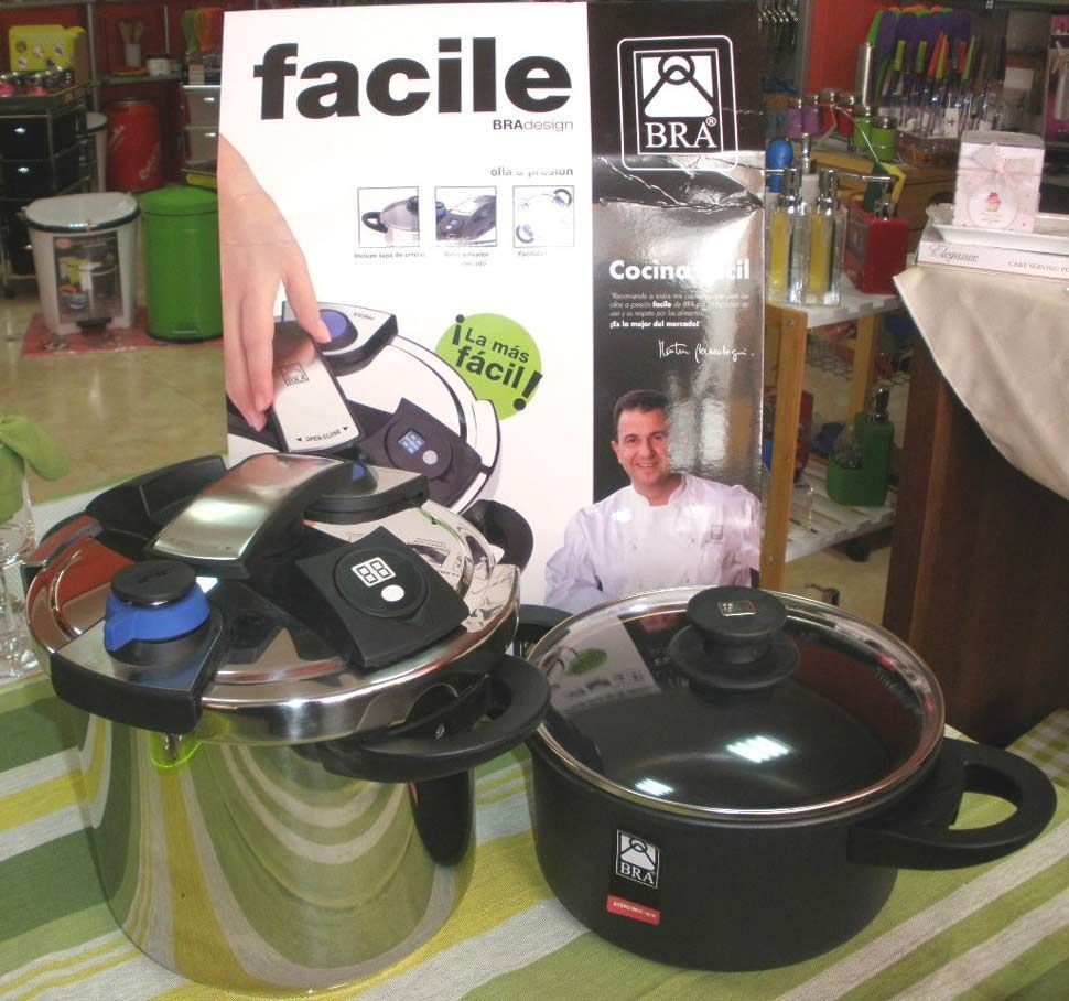 Dos ollas se encuentran sobre una mesa al lado de una caja sencilla.