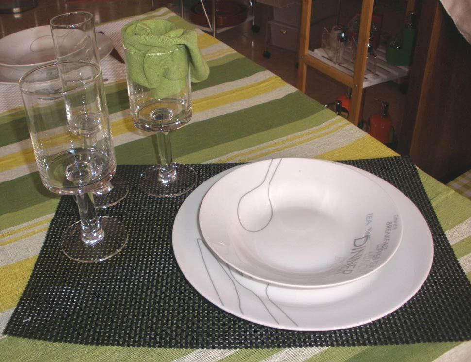 Un plato con una cuchara sobre él se encuentra sobre una mesa.