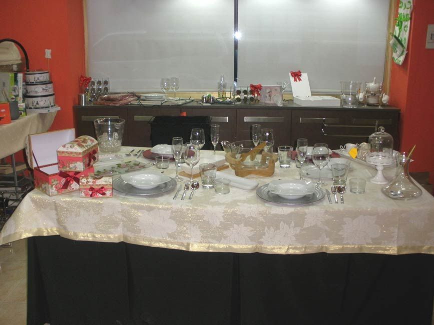 Una mesa con platos y vasos en una cocina.