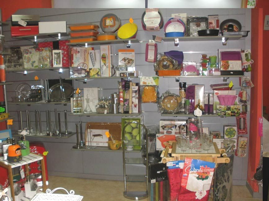 Una tienda llena de artículos de cocina, incluidas ollas y sartenes.