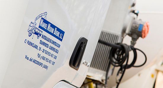 Un camión blanco con un logo azul en el costado.