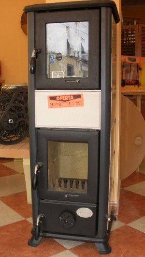 Una estufa en blanco y negro con una pegatina que dice