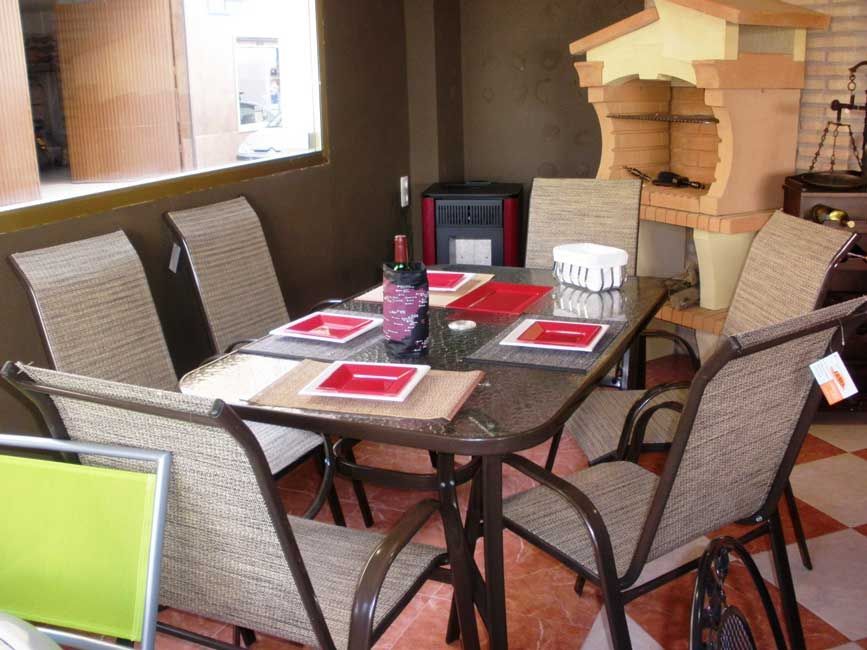 Una mesa con platos y una botella de vino encima.