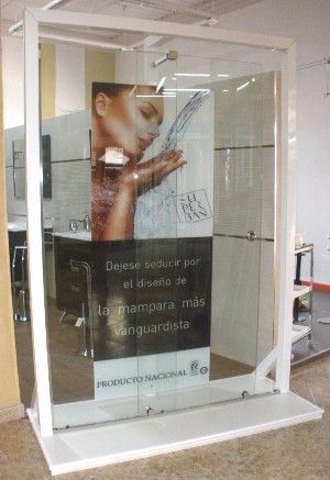 Una puerta de ducha de cristal con una imagen de una mujer tomando una ducha.