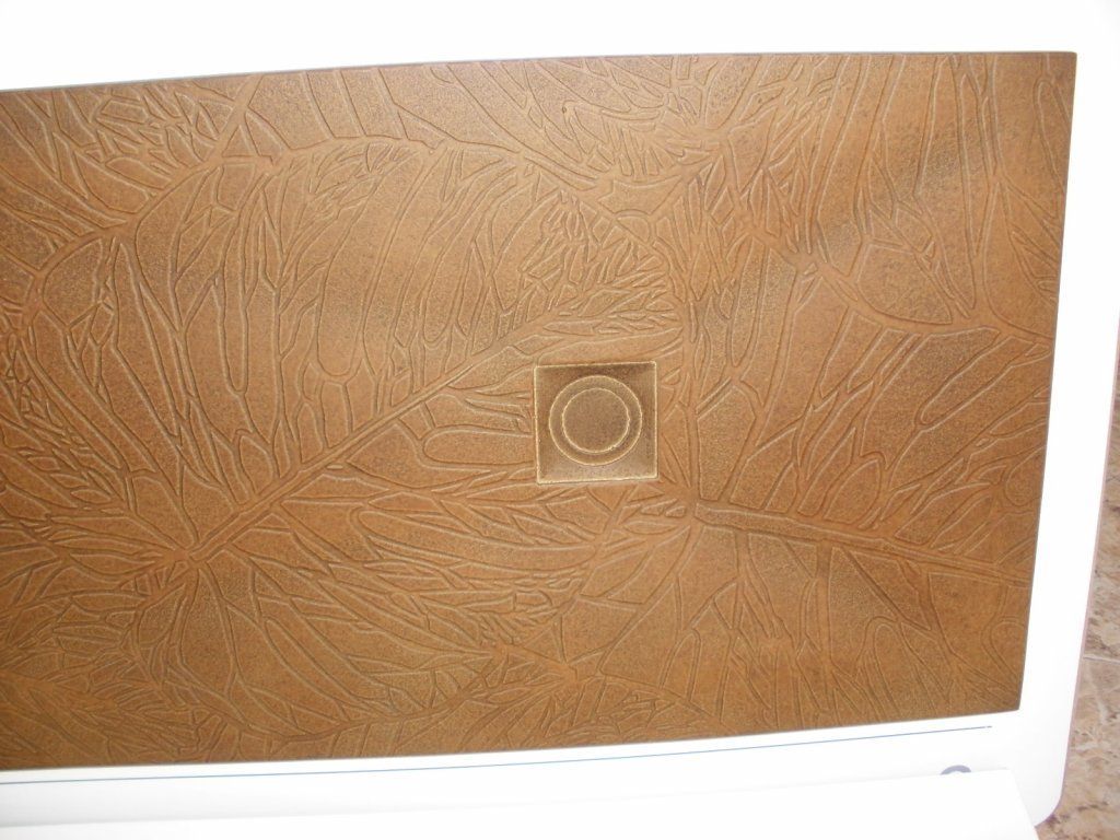 Un primer plano de un trozo de cuero marrón con un círculo en el medio.