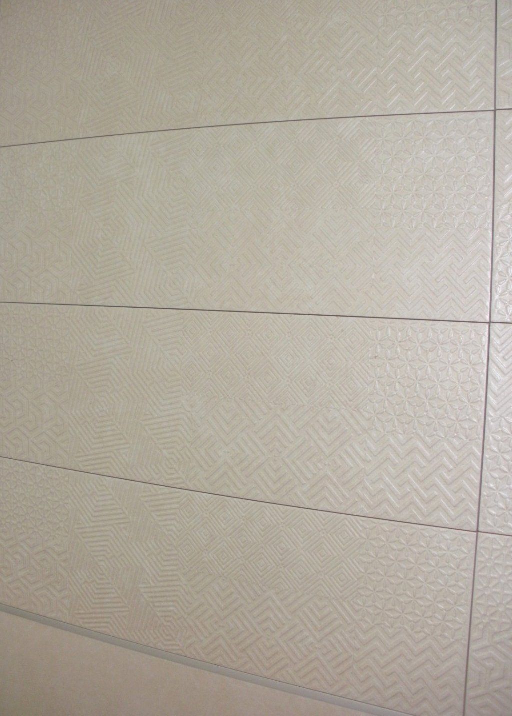 Un primer plano de una pared con un patrón en ella.