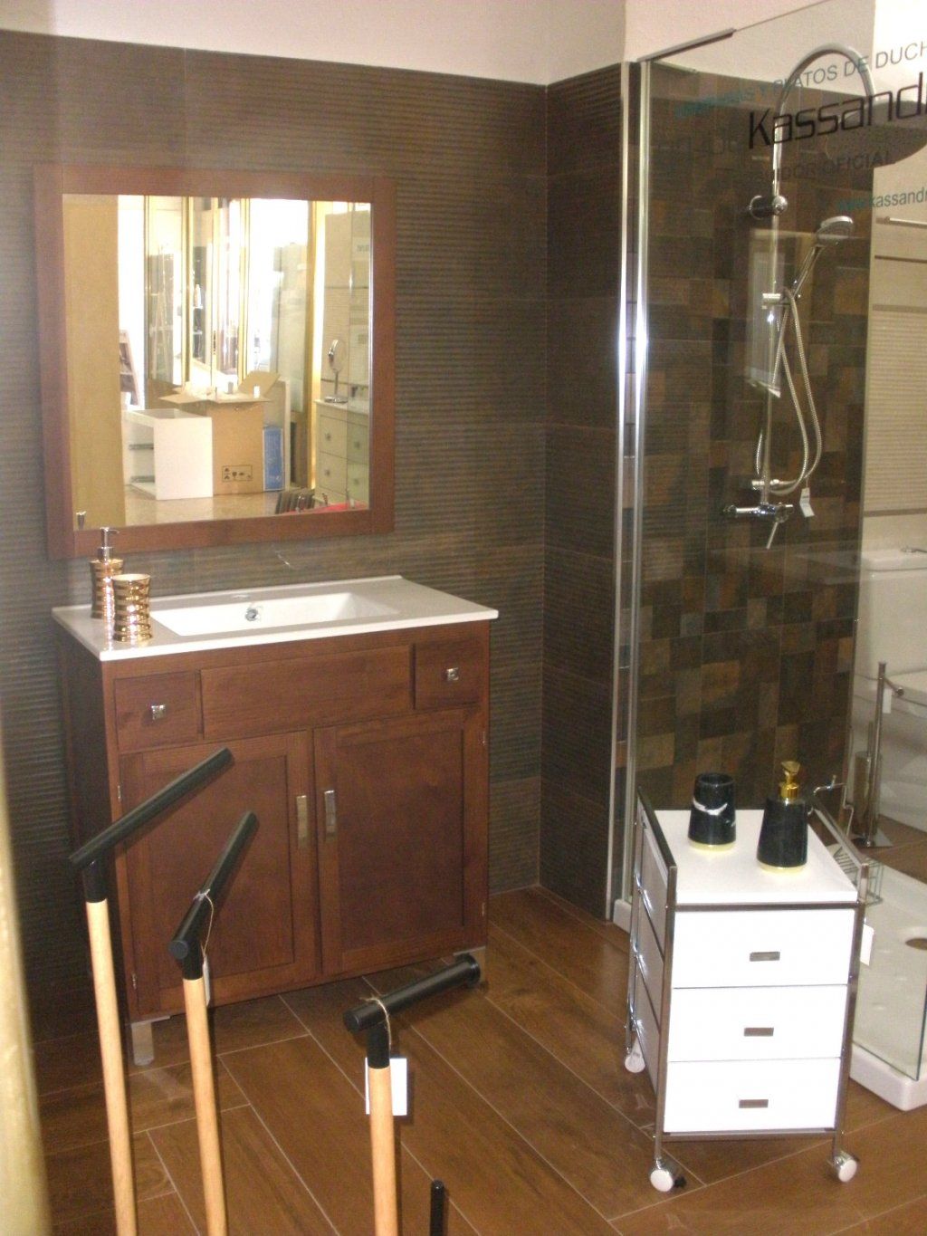 Un baño con lavabo, espejo y ducha.