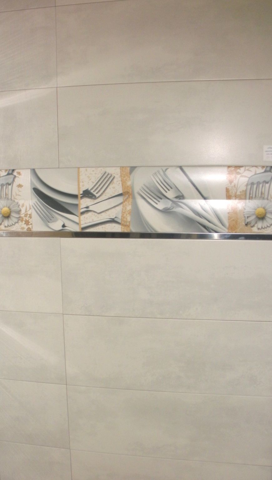 Un azulejo blanco con una imagen de cubiertos en él.