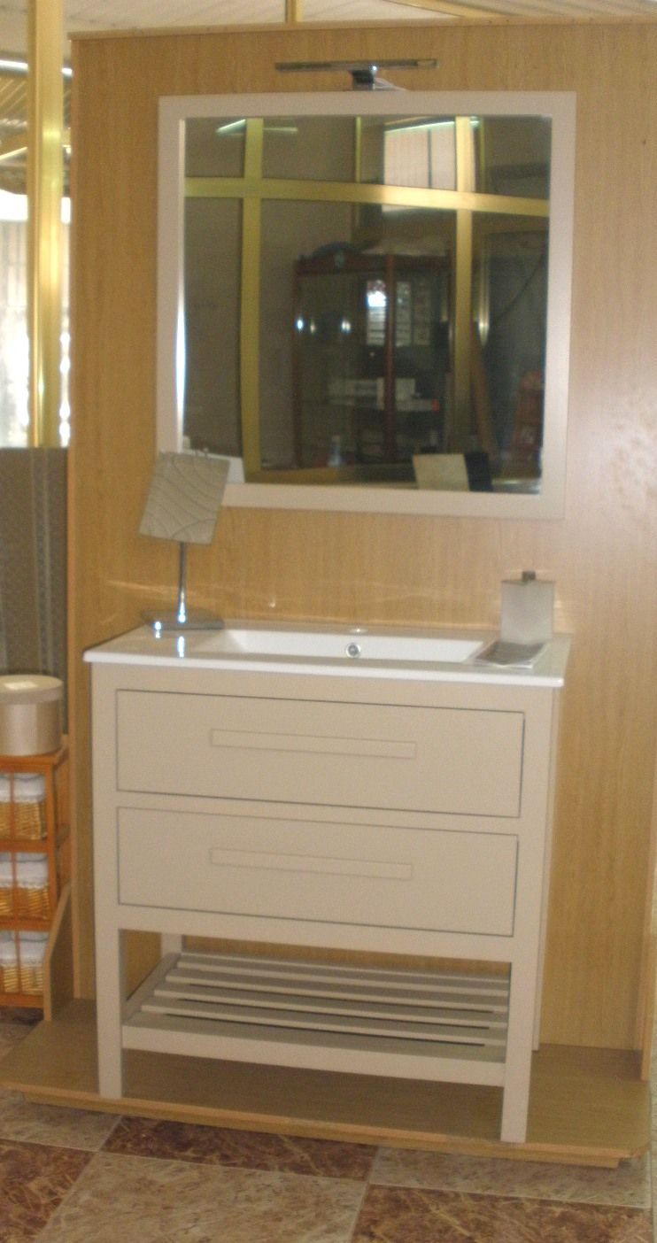 Un baño con lavabo, espejo y tocador.