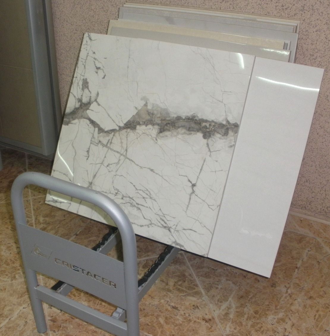 Una pila de baldosas colocadas encima de un soporte de metal.