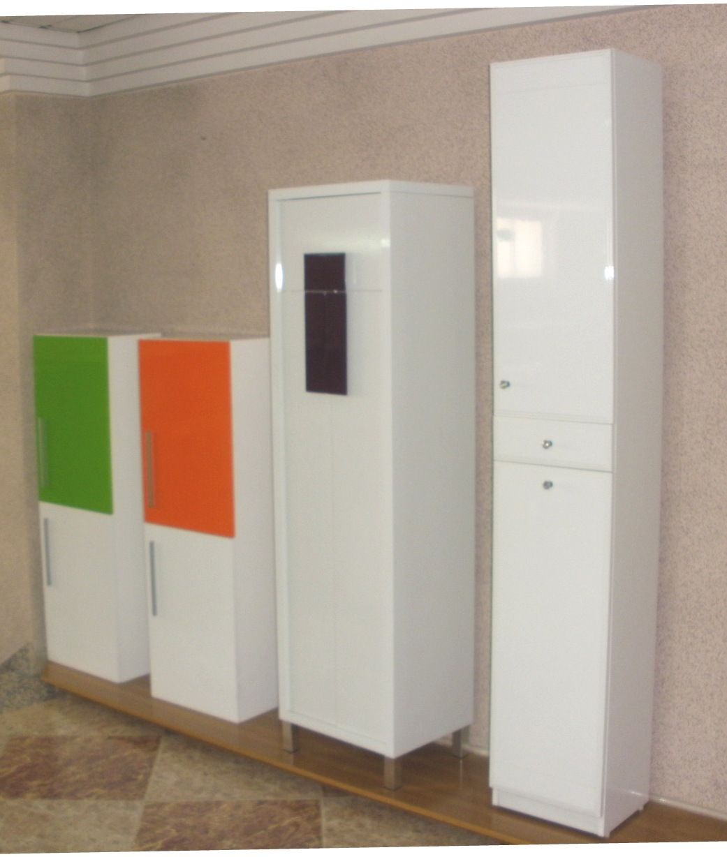 Una fila de gabinetes blancos con puertas verdes y naranjas.